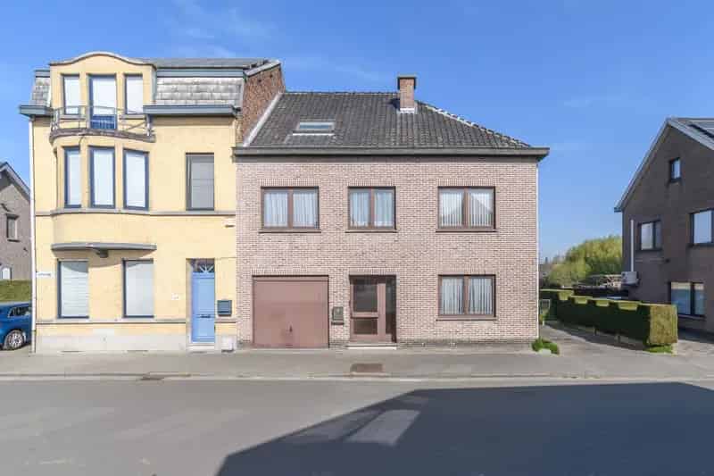 Gunstig gelegen, op te frissen en ruime gezinswoning