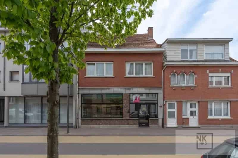 Zeer centraal gelegen handelspand met woning te Arendonk.
