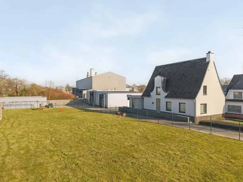 Unieke eigendom met vrijstaande woning met kantoor, loods, garage én een extra stuk bouwgrond