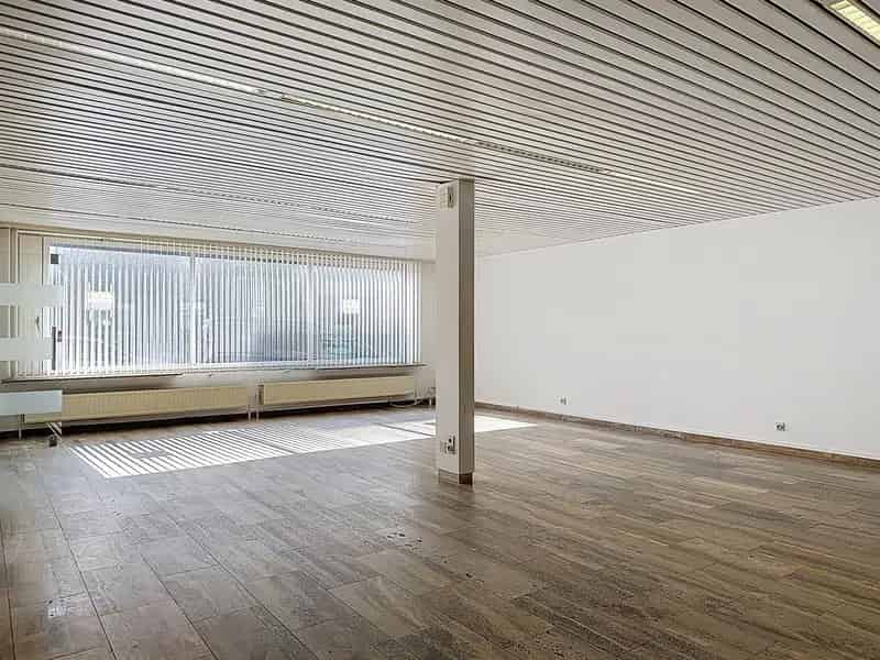 Ruim kantoor met parkeerplaatsen