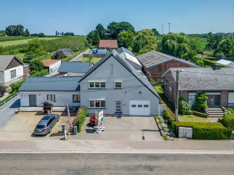 Zeer ruime, halfopen bebouwing met magazijn en garage