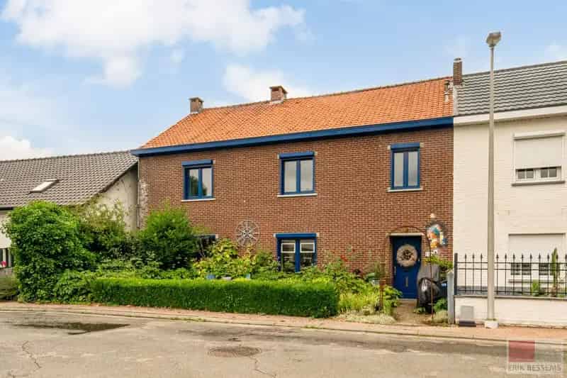 Unieke gesloten bebouwing met veel potentieel, deze ruime woning biedt een indrukwekkende woonoppervlakte van 306 m²