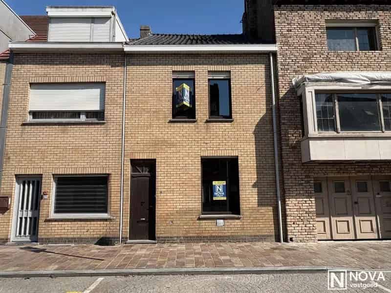 Centraal gelegen rijwoning te Nieuwpoort met 2 slaapkamers.