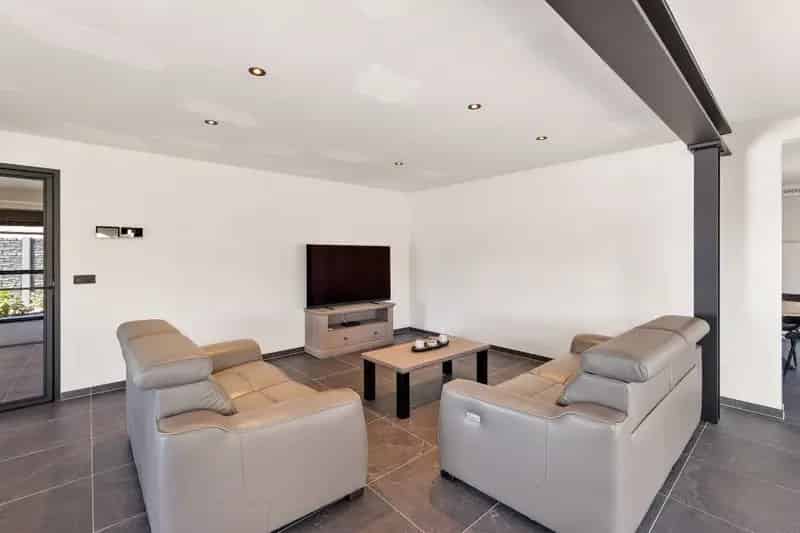 Prachtig gerenoveerde villa met 4 slaapkamers en ruime loods.