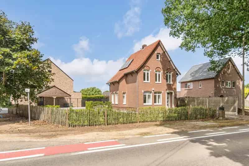 Stijlvol gerenoveerde gezinswoning op een perceel van 5a65ca te Geistingen, een gehucht van Kinrooi!