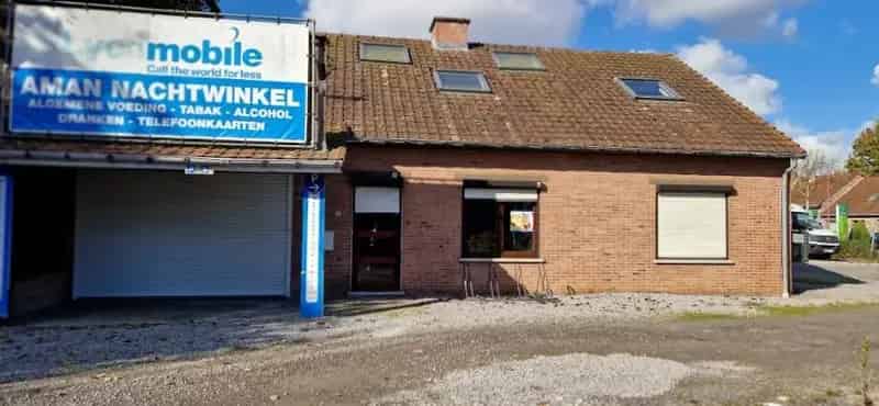 WONING, open beb. op 10 are 39 ca met handelsgelijkvloers en appartement op verdieping.