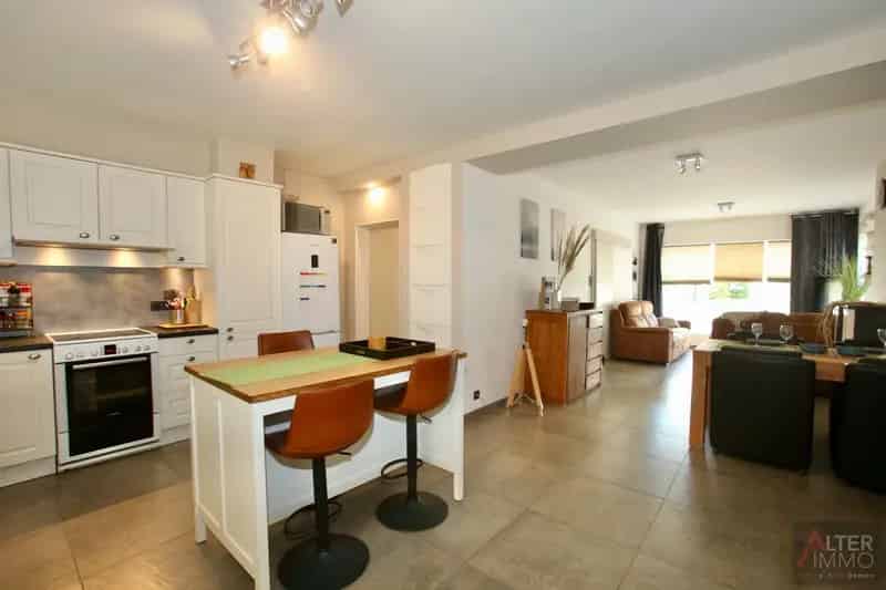 Goed gelegen, deels gerenoveerde woning met dubbele garage!