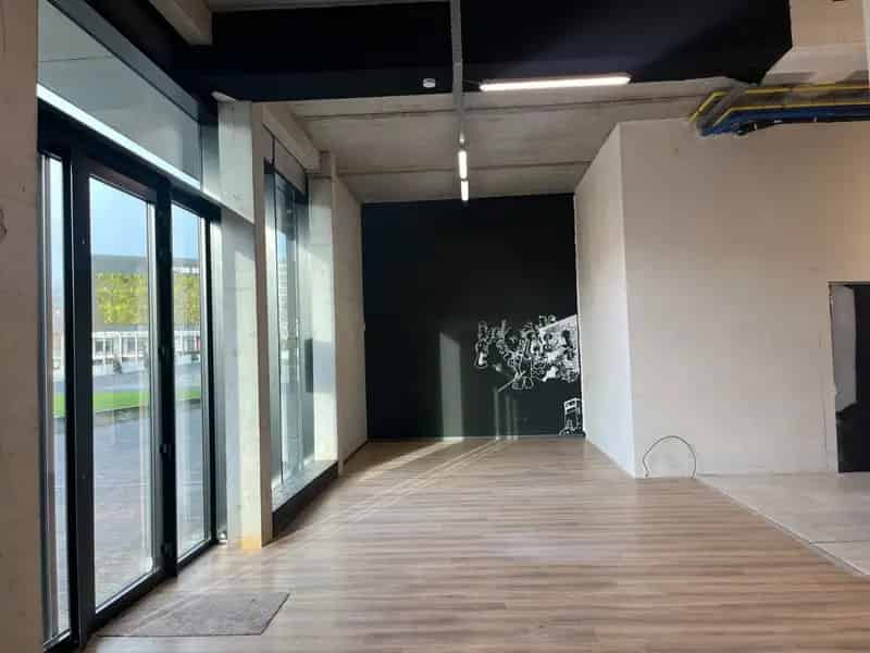 Uitstekend Gelegen Handelspand te huur met Grote Façade in Waregem