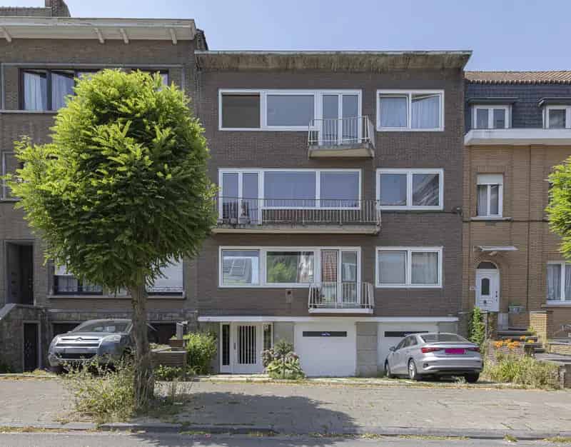 Ruim appartement met 3 slaapkamers, garage en tuin 