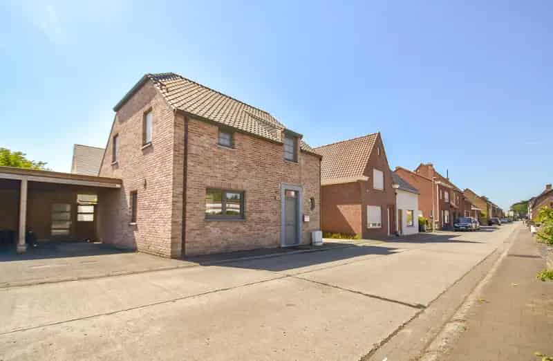 Recente woning gelegen in een gezellige rustige straat vlakbij het kanaal