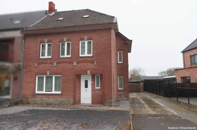 Op zoek naar een ruime ééngezinswoning, gelegen op wandelafstand van het winkelcentrum? Deze te renoveren woning met bewoonbare opp. van 154m² (bron EPC) is gelegen in Diepenbeek , op een mooi perceel van 834m² met grote tuin.
De woning ligt op wandelafst