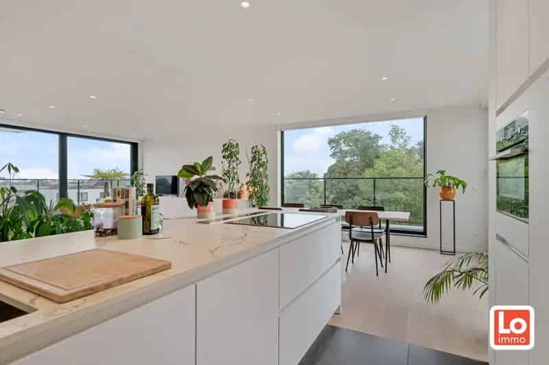 VERKOCHT! Luxe Penthouse met 1 slaapkamer en 2 grote terrassen op een topligging in het centrum van Lochristi!