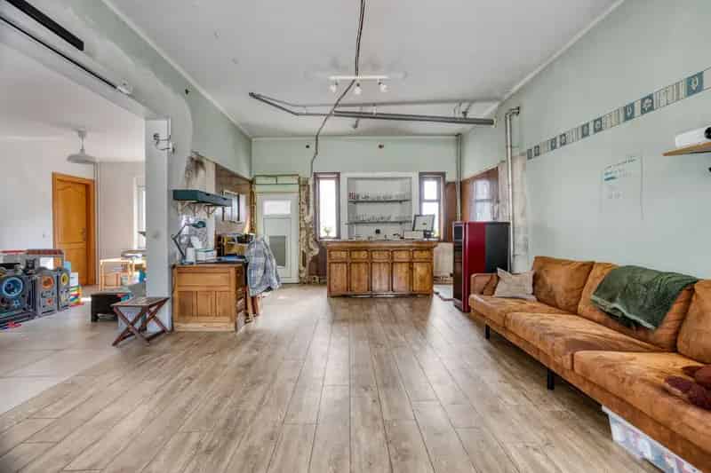 Ruime, deels gerenoveerde woning met veel potentieel