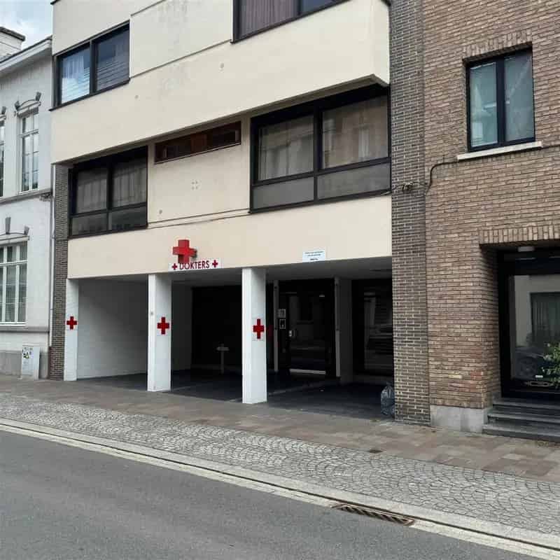 kantoor/parktijkruimte in het centrum van Zwevegem