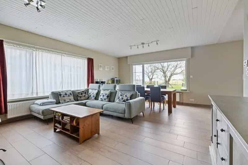 LEISELE: Energiezuinige en grondig gerenoveerde gezinswoning met 4 slpks op het gelijkvloers, alle modern comfort, heel handig bijgebouw (ca 84m²) en tuin met open zicht op 861m² grondopp.