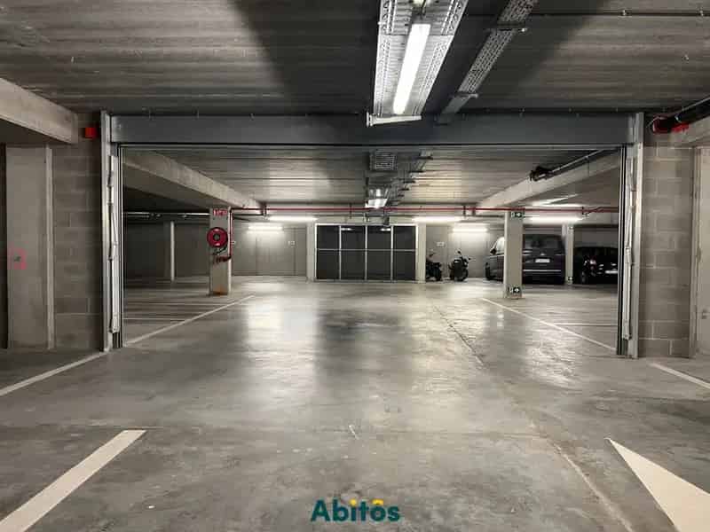 Ruime ondergrondse autostaanplaats in residentie Tribeca