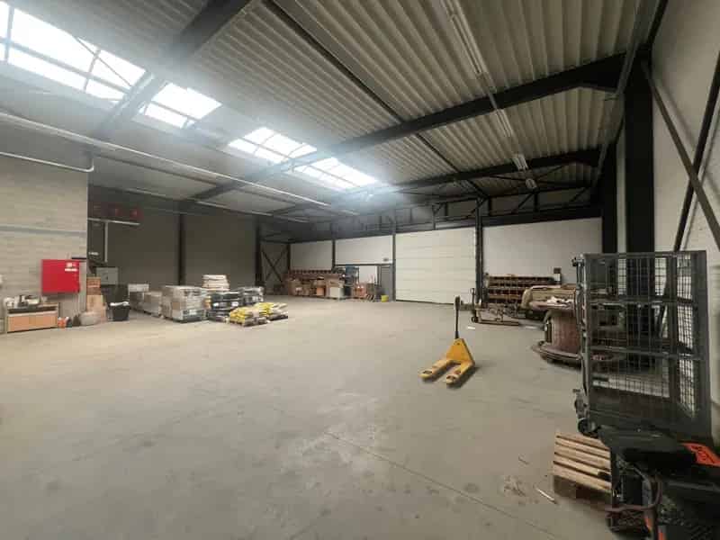 MULTIFUNCTIONEEL BEDRIJFSGEBOUW MET APPARTEMENT EN BUITENTERREIN