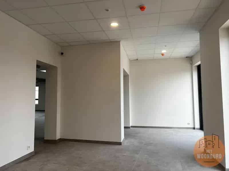 Kantoor met polyvalente ruimte, 4 burelen, vergaderzaal