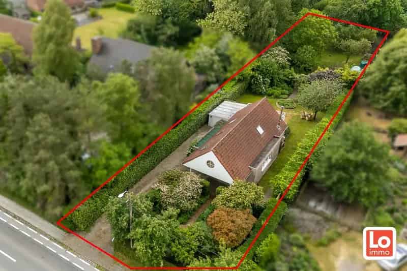 Charmante open woning met carport en héél grote aangename tuin gelegen op een toplocatie vlakbij het centrum van Zaffelare!