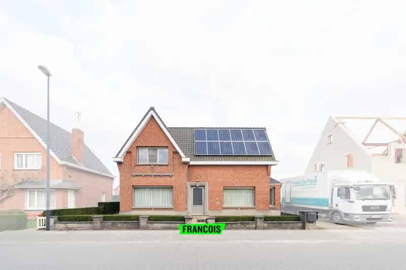 Zeer aangenaam woonhuis met zwembad te koop nabij het centrum van Maldegem