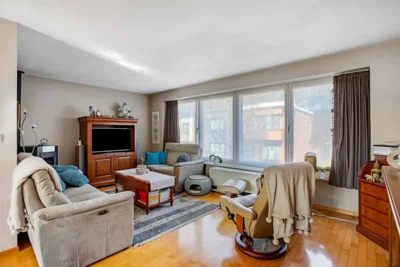 Centraal gelegen, op te frissen woning met 2 à 3 slpk., inpandige garage en tuin