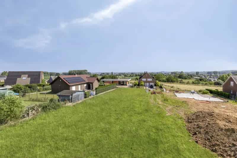 Goed gelegen bouwgrond voor open bebouwing te Denderwindeke