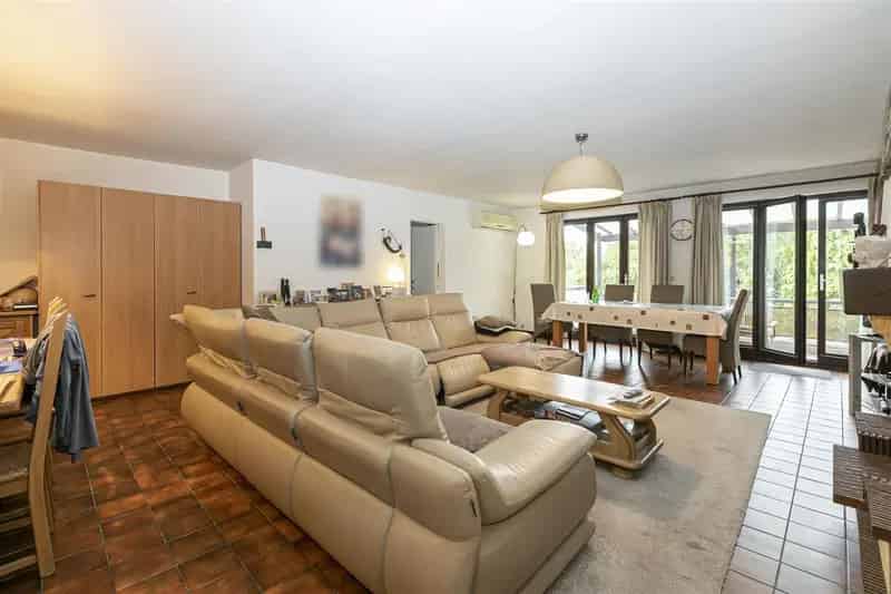 Ruim dakappartement (143m²) voorzien van 3 slaapkamers en zonnig terras met de mogelijkheid om een garage optioneel bij aan te kopen op toplocatie te Kontich!