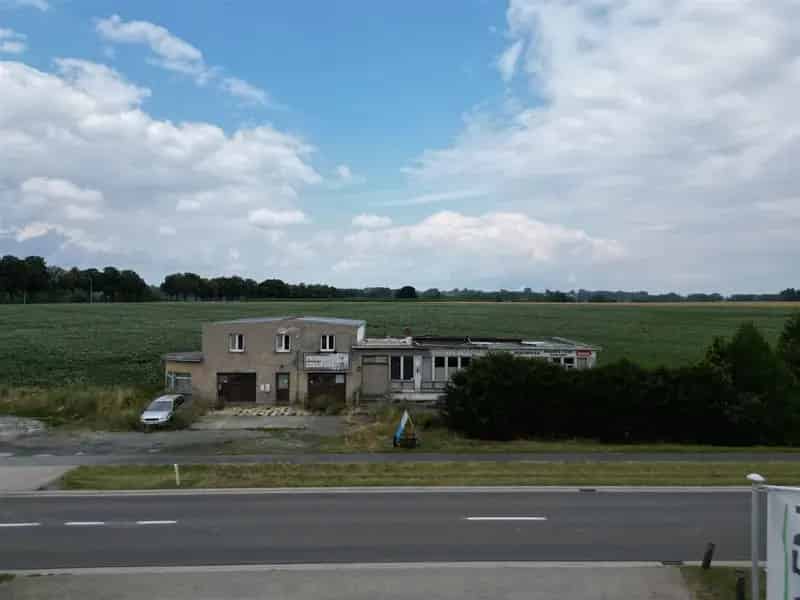 Strategisch gelegen handelspand met woonst te Voorde met een oppervlakte van 2172m²