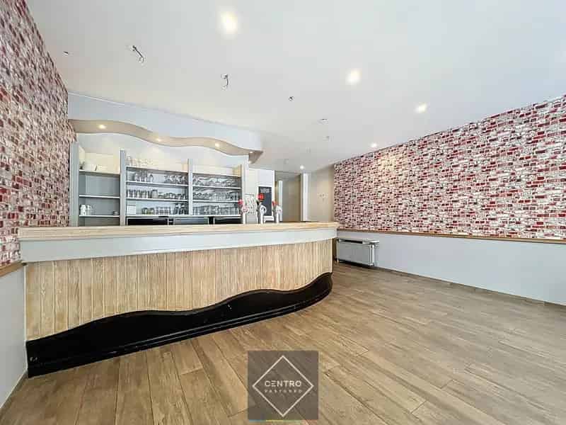 Ruim instapklaar handelspand met te renoveren woning (vroeger café Comodo en ook café Mozart) op de Grote Markt (Izegem) !