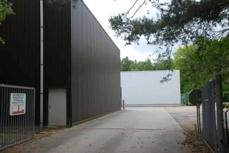 Genk - Te koop: Kantoren & hallen op 1.7 ha industriegrond