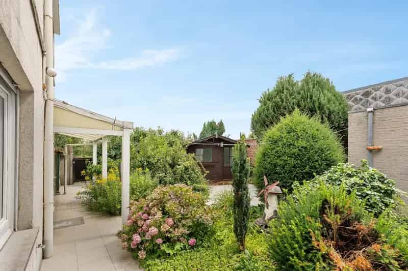 Ruime woning met grote garage, tuin en 4 slaapkamers in Dadizele