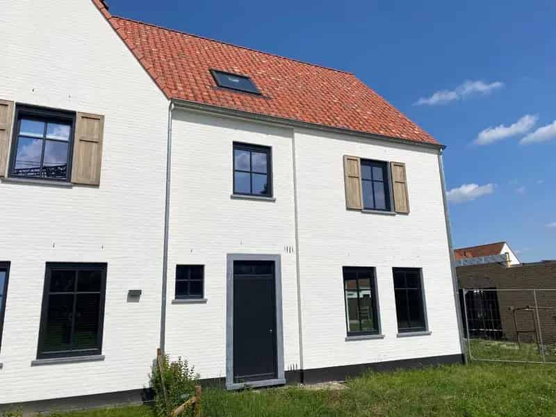 Mooie, witgekaleide koppelwoning TE KOOP met een authentieke look gelegen in Harelbeke.