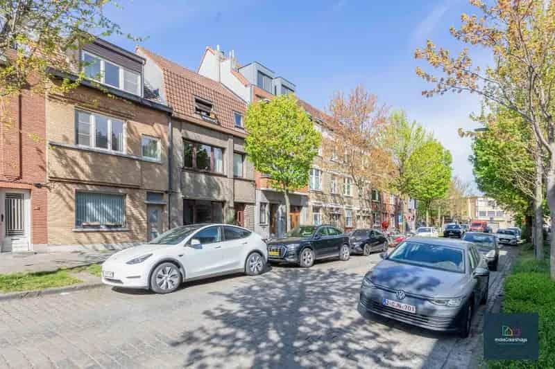 Ruime woning met tuin en dubbele garage in Gent