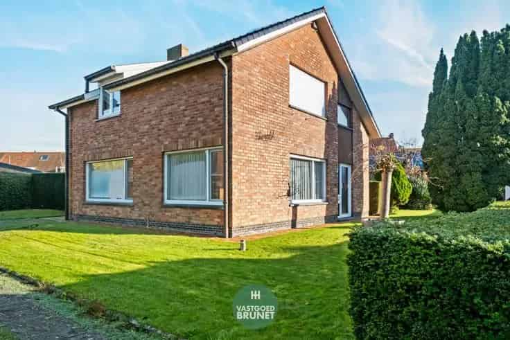 Huis Te Koop Veurne: 4 Slaapkamers, Garage en Tuin
