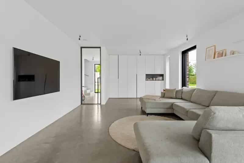 IN OPTIE.

Recente woning (2020), gelegen in een rustige woonwijl, op een perceel van 772m² en een bewoonbare oppervlakte van maar liefst 371m².  Indeling: Ondergrond: - Kelder ingedeeld in 3 compartimenten  Gelijkvloers: - Inkomhal - Apart toilet - Open 
