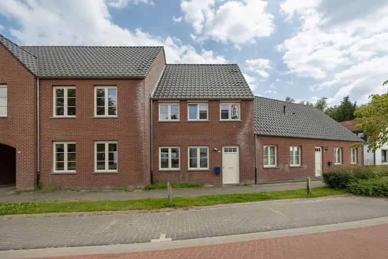 Recente energiezuinige woning met 3 slaapkamers en zuid georiënteerde tuin.