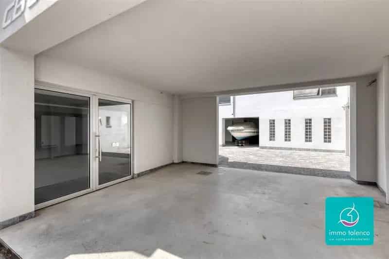 Showroom / loods / kantoorruimte / winkel op 6 a 15 ca - 565 m²