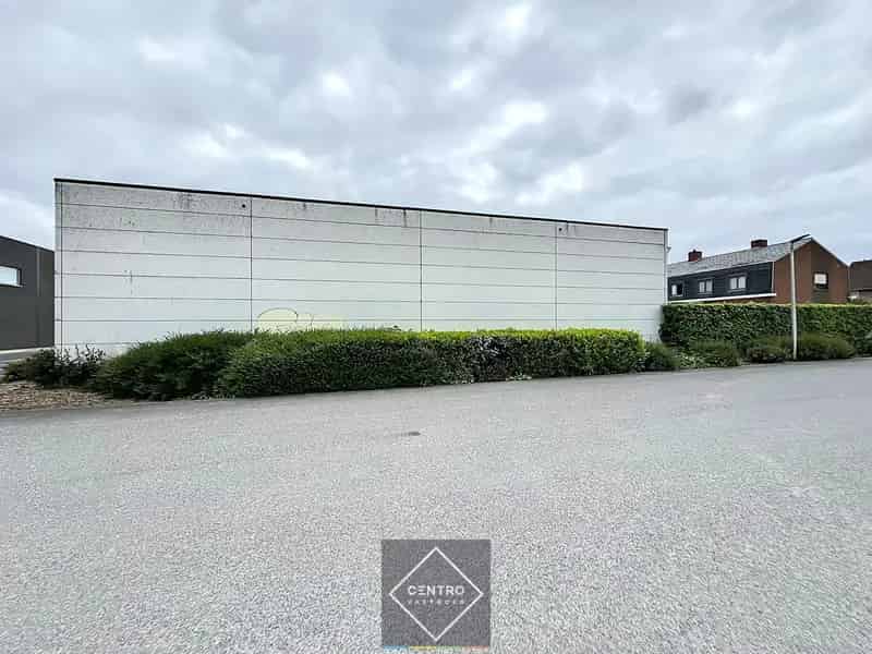 Goed gelegen MAGAZIJN (± 300m2) met parking TE HUUR nabij centrum Roeselare.