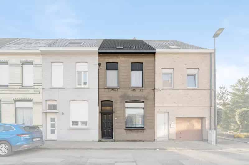 Stevige gesloten woning net buiten het centrum van Aalst, met grote tuin en 3 slaapkamers. Vlotte bereikbaarheid via de E40 en N9, en dichtbij alle stadsvoorzieningen. Perfect voor wie rust en ruimte zoekt.

Indeling gelijkvloers:
- Inkomhal
- Woonkamer
-