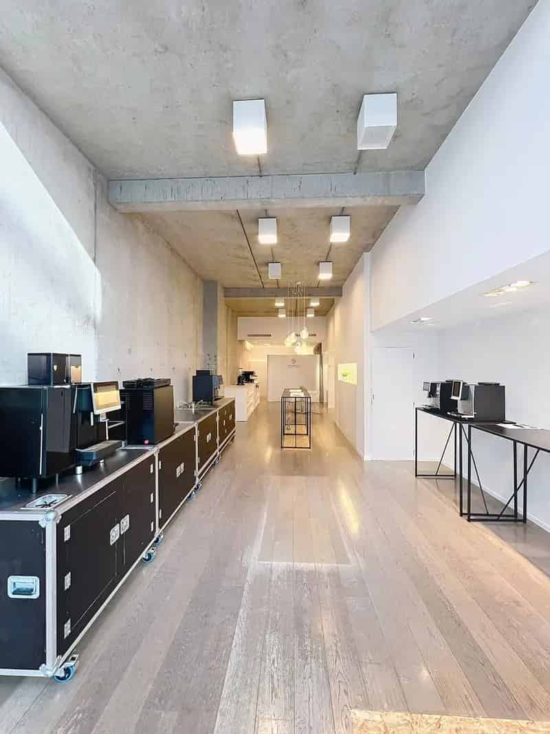 Winkelpand TE HUUR met industriële uitstraling in de Delaerestraat tussen stijlvolle handelszaken.