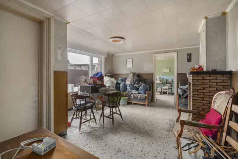 Deze ruime woning met zuidgerichte tuin van maar liefst 390 m² biedt heel wat potentieel voor wie op zoek is naar een renovatieproject op een rustige locatie. Met een bewoonbare oppervlakte van 137 m² en een perceel van 622 m² is er voldoende ruimte om jo