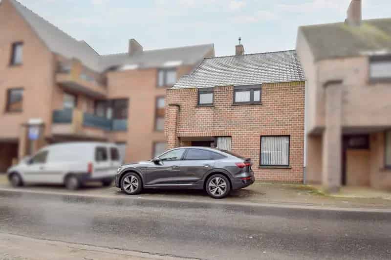 Gezinswoning met drie slaapkamers en garage in centrum Koekelare