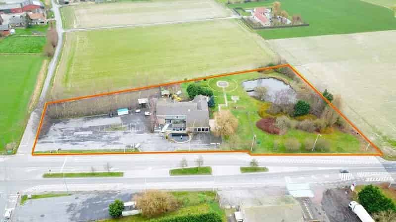 Commercieel Pand met woonst op een perceel van 1ha 3a 43 ca te Veurne.