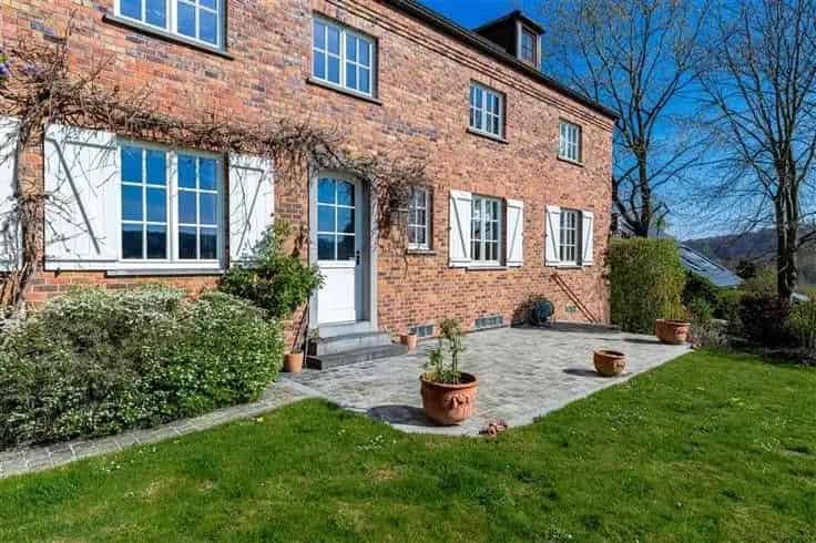 Villa te koop: Ruime gezinswoning met zwembad