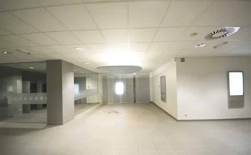MODERN COMMERCIEEL PAND INCL. 6 PARKINGS