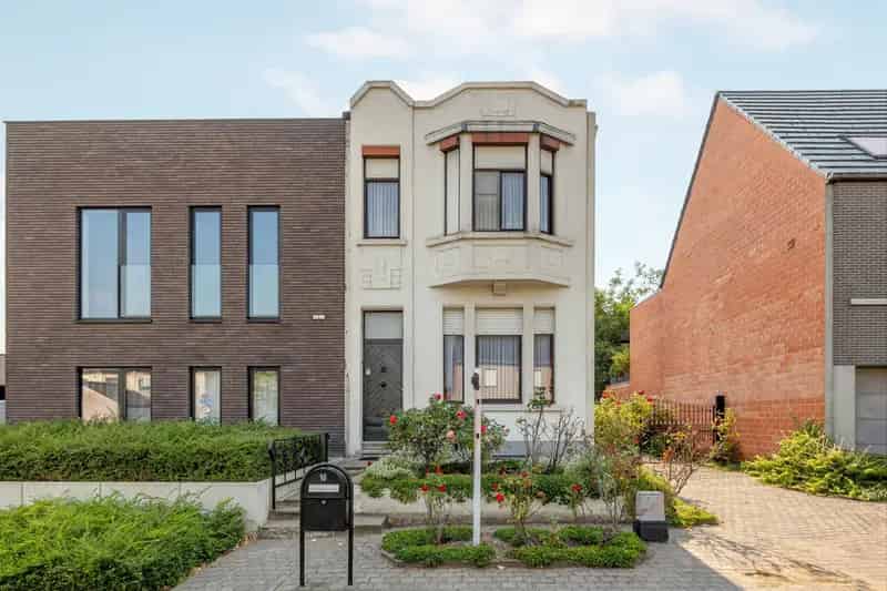 goed gelegen te renoveren woning met tuin en 2 garages + aanpalende bouwgrond (175m²)