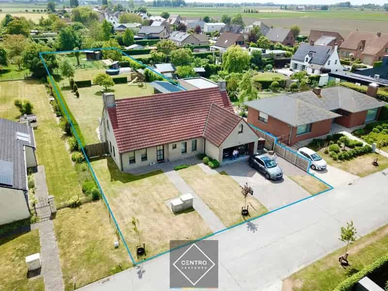 Instapklare VILLA met 5 slpkms, dubbele garage en een ruime aangelegd tuin met terrassen en bijgebouwen in een rustige omgeving te Zuienkerke!