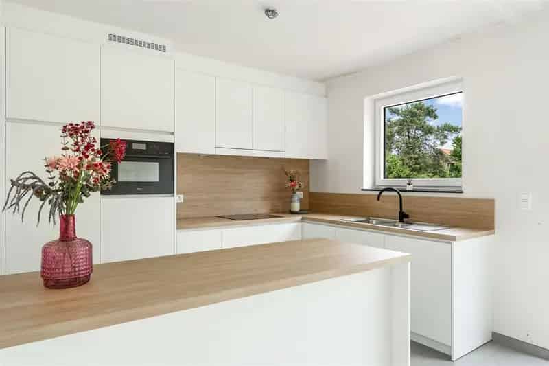 VOLLEDIG AFGEWERKTE NIEUWBOUWWONING IN DOODLOPENDE STRAAT