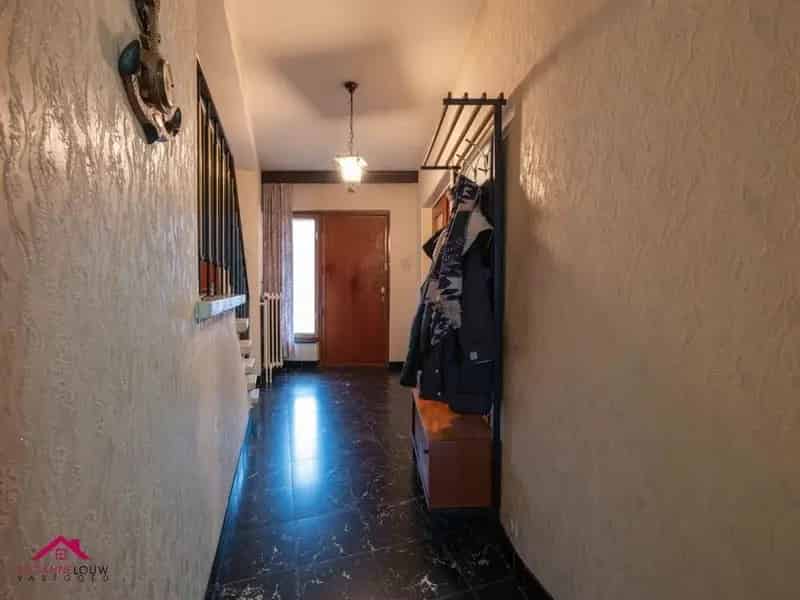 Vrijstaande splitlevel woning, te renoveren naar eigen smaak