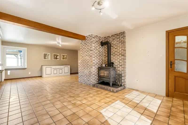 INSTAPKLARE EN RECENT (2020) GERENOVEERDE WONING MET 4 SLAAPKAMERS OP EEN RUIM PERCEEL TE PAAL